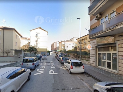 Negozio in Affitto a Benevento, 600€, 30 m²