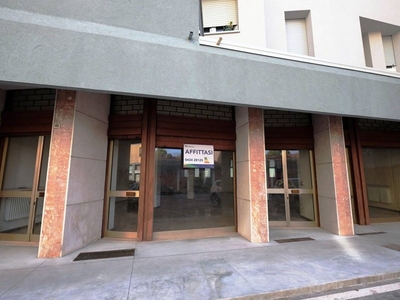 Negozio in Affitto a Pordenone, zona Semicentro, 1'200€, 165 m²