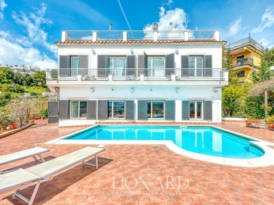 Prestigiosa villa in vendita con piscina sul golfo di Pozzuoli