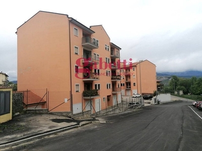 Quadrilocale in Vendita a L'Aquila, zona Bagno, 121'000€, 103 m²