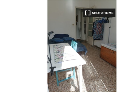 Stanza in affitto in appartamento con 2 camere da letto a Aurora, Torino