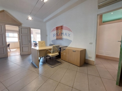 Ufficio in Affitto a Bergamo, zona Centrale, 2'500€, 200 m², arredato
