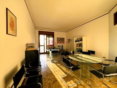 Ufficio in Affitto a Lecce, 1'500€, 160 m²