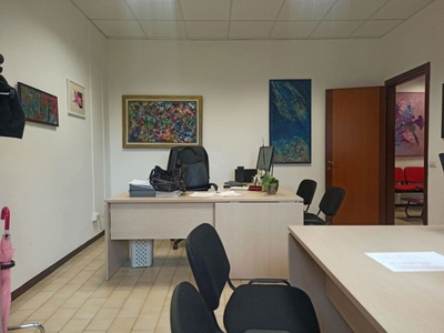 Ufficio in Affitto a Oristano, 900€, 80 m²