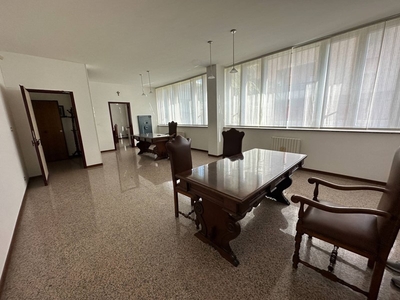 Ufficio in Affitto a Pescara, zona Centro, 900€, 85 m²