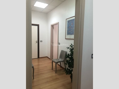 Ufficio in Affitto a Pescara, zona Piazza Duca degli Abruzzi, 1'000€, 186 m²