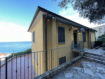 Villa in vendita 15 Stanze da letto a Bergeggi