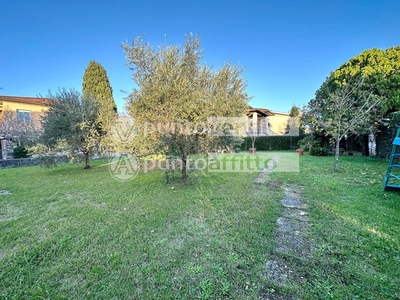 Villa in Vendita a Lucca, zona San Concordio Contrada, 650'000€, 300 m², con Box