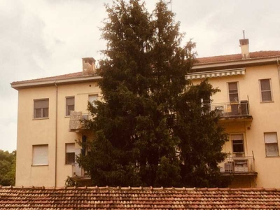 Appartamento in Vendita ad Parma - 220 Euro quadrilocale + bilocale ex custode(55 millesimi) Privato