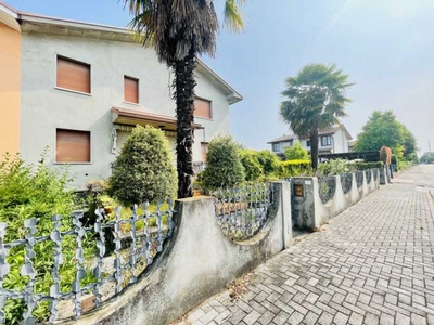 Villa Bifamiliare in Vendita ad Scorz?