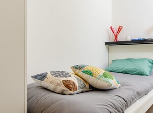 Affittasi stanza in appartamento con 5 camere da letto a Centro, Trento