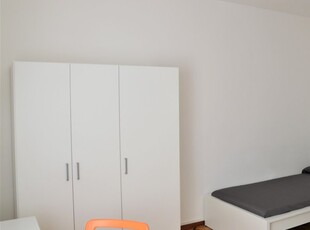 Affittasi stanza in appartamento con 7 camere da letto a Centro, Trento