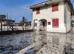 Appartamento a Castel Volturno, 5 locali, 2 bagni, 210 m² in vendita
