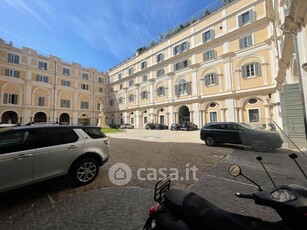 Appartamento in Affitto in Piazza dei Santi Apostoli a Roma