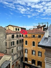 Appartamento in Affitto in Ramo San Zulian a Venezia