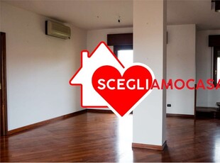 Appartamento in VIA ORTI SNC, Catanzaro, 6 locali, 3 bagni, 170 m²