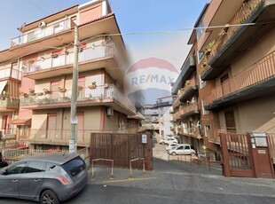 Appartamento in Via Vittorio Emanuele, Aci Catena, 6 locali, 2 bagni