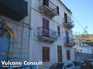 Appartamento Quadrilocale in vendita in Via Cesare Battisti, Lipari