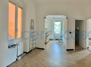 Appartamento Trilocale in ottime condizioni, in vendita in Via Rino Mandoli, Genova