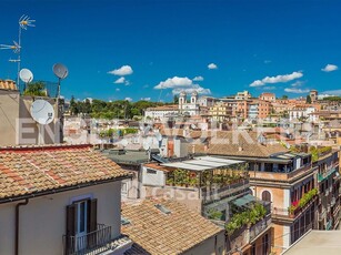 Attico/Mansarda in Affitto in Via della Vite a Roma