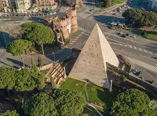 Box auto e moto nei pressi della Piramide