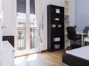 Camera in affitto in appartamento con 4 camere da letto a Milano