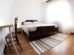 Camera in affitto in appartamento con 4 camere da letto a Milano