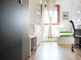 Camera in affitto in appartamento con 5 camere da letto a Milano