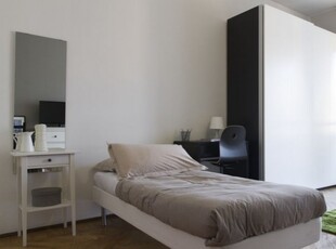 Camera in affitto in appartamento con 5 camere da letto a Milano