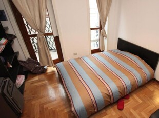 Camera in affitto in appartamento con 5 camere da letto a Milano