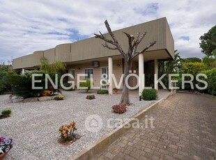 Casa Bi/Trifamiliare in Vendita in Strada Detta delle Monache a Bari