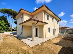 Casa Bi/Trifamiliare in Vendita in Via del Pelo a Capannori