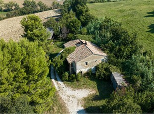 CASA COLONICA CON CORTE DA RISTRUTTURARE