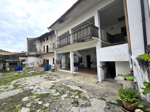 Casa di corte in vendita