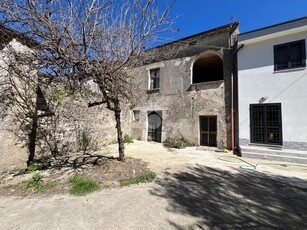 Casa di corte in vendita