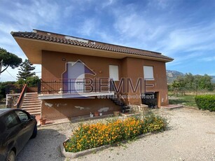 Casa indipendente a Terracina, 6 locali, 2 bagni, arredato, 150 m²