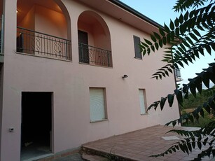Casa indipendente in Via Menocchia, Montefiore dell'Aso, 5 locali
