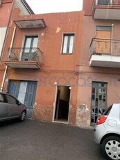 Casa singola da ristrutturare, in vendita in Via Enrico Fermi 26, Misterbianco