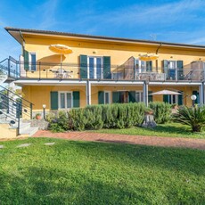 Cozy 2-Bed Apt near Spiaggia di Marina di Campo - 800m