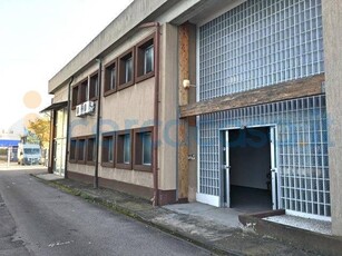 Locale commerciale in vendita a Sesto Fiorentino