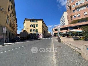 Negozio/Locale commerciale in Affitto in Piazza Attias a Livorno