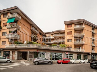 Negozio/Locale commerciale in Affitto in Via Val Maira 117 a Roma