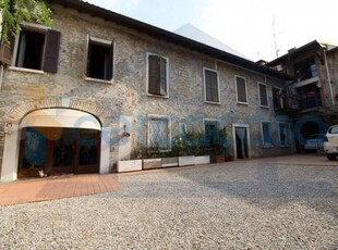 Palazzo in ottime condizioni, in vendita in Via Sorattino, Lonato