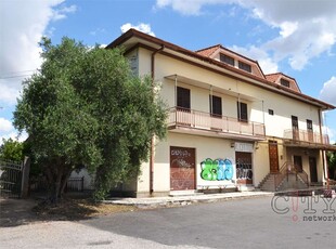 Quadrilocale in Via Dei Rutuli, Aprilia, 2 bagni, giardino in comune