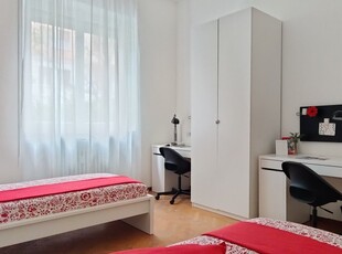 Stanza in affitto in appartamento con 4 camere da letto a Milano, Milano