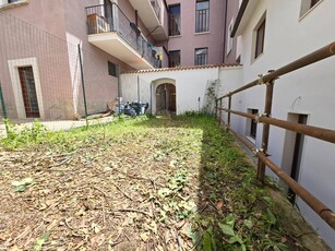 Trilocale in Via Zecca, L'Aquila, 2 bagni, giardino privato, 85 m²