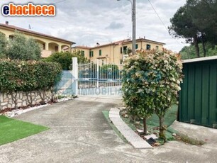 Vende Villa con Giardino..