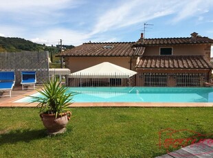 Villa a Lucca, 8 locali, 3 bagni, giardino privato, posto auto, 300 m²