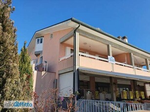 Villa a schiera arredata con terrazzo