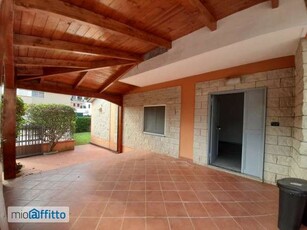 Villa a schiera arredata con terrazzo